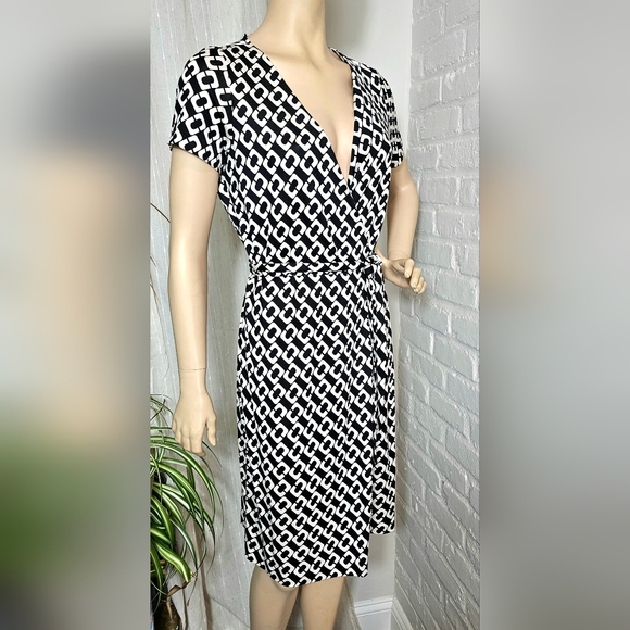 Diane Von Furstenberg Dresses & Skirts - Diane von Furstenberg Silk Jersey Wrap Dress Black Cream Chain Print Size 6
